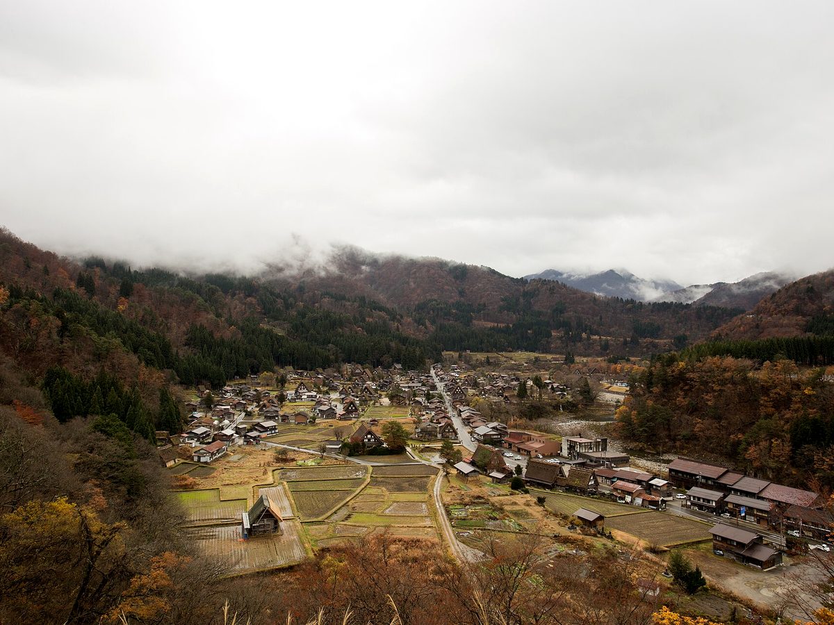 修復後の合掌造りの村の写真