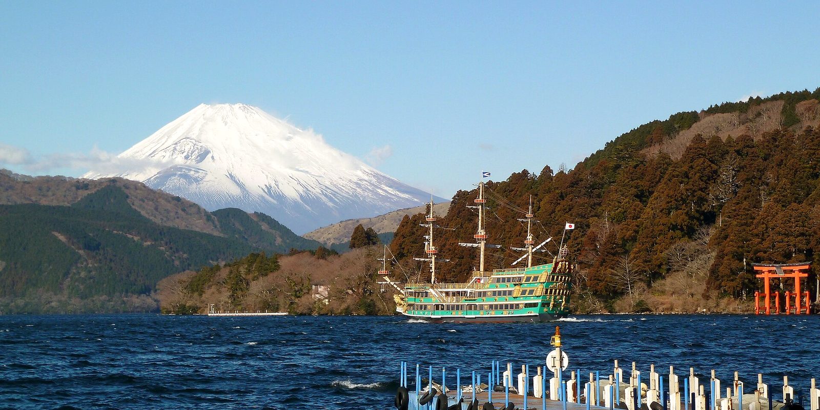 復元後のカラー写真(芦ノ湖と富士山)